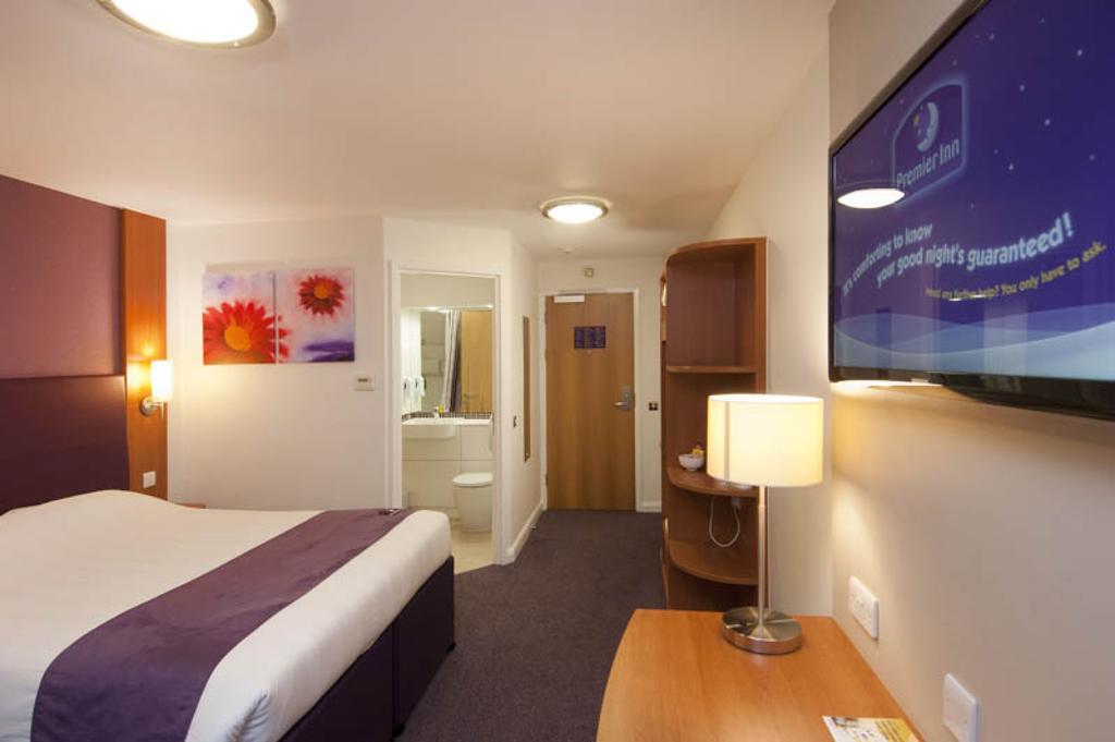 Premier Inn Epsom Central Exteriér fotografie