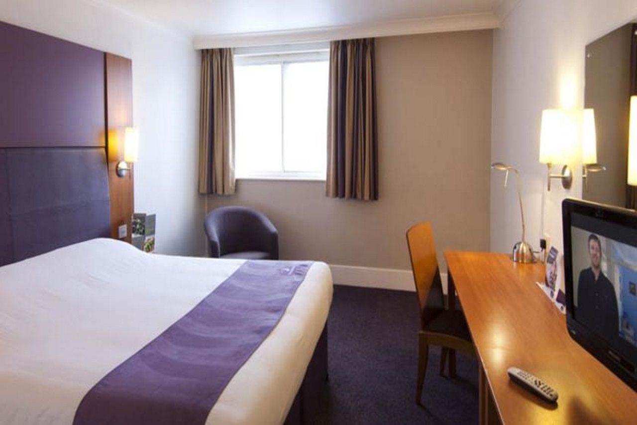 Premier Inn Epsom Central Exteriér fotografie