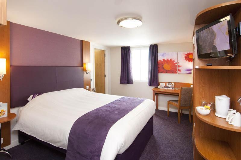 Premier Inn Epsom Central Exteriér fotografie